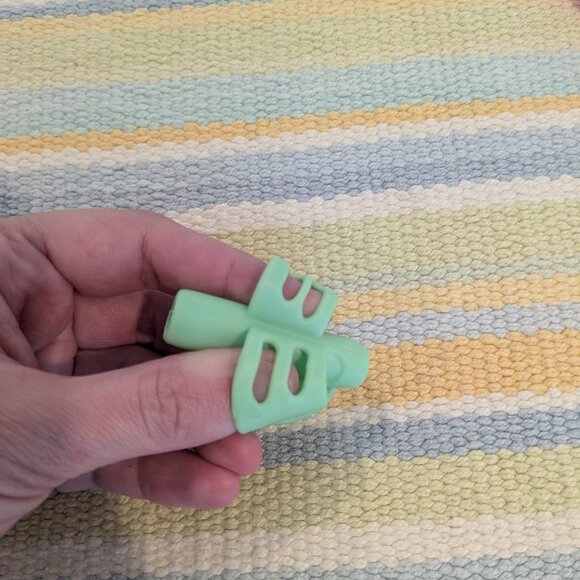 🛍️ BUNDLE ONLY • Kids Assorted Pencil Grips - Picture 4 of 7